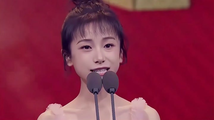 苏青姜梓新为秦岚颁奖，年度魅力女演员，魅力十足丨国剧盛典