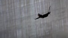 007黄金眼当中皮尔斯布鲁斯南从瑞士孔特拉大坝220米蹦极的惊天一跳，这个姿势是蹦极最标准的姿势——天鹅跳！