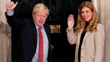 英首相约翰逊与女友订婚并宣布其怀孕_双方相差24岁