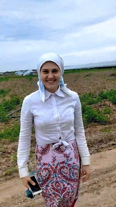 几位乌兹别克斯坦姑娘在俄罗斯农村大棚里干完活后下班回家