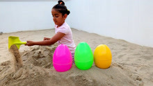 娜娜萌宝屋：小萝莉在沙子里发现了鸡蛋