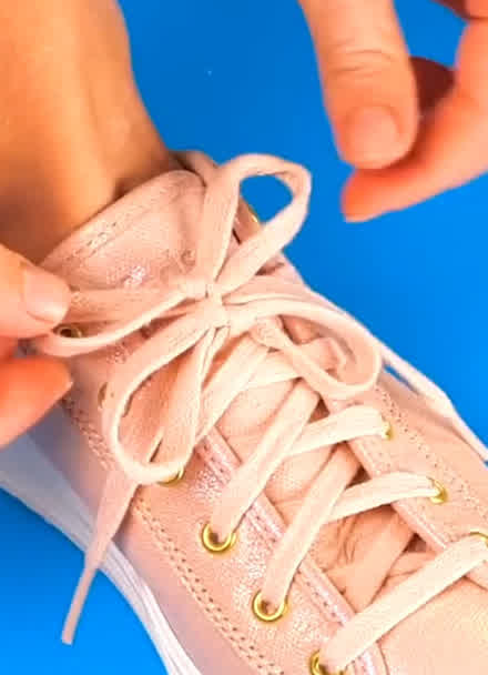 皮鞋鞋带蝴蝶结的打法图片