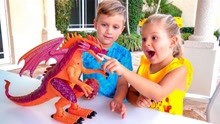 小萝莉和哥哥一起在户外玩恐龙玩具