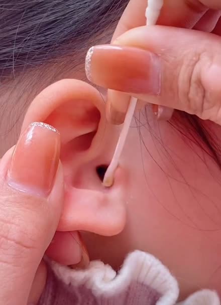 两岁闺女经常抠耳朵,今天一掏太惊喜了,建议宝妈定期给宝宝清理耳朵