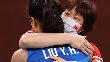 催泪！中国女排哭了，郎平与女排姑娘逐一拥抱，东京奥运会后退休