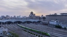 北京市提升进京管控等级，严控中高风险地区人员进京，对出现病例地区的人员限制进京，暂停来京航班、列车、客车班线。