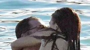47歲的“小李子”萊昂納多·迪卡普里奧和1997年生的女友在海邊度假玩水被拍