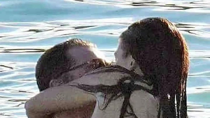 47岁的“小李子”莱昂纳多·迪卡普里奥和1997年生的女友在海边度假玩水被拍