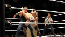 克里斯杰里科遭疯人院院长迪安安布罗斯强力爆桌 观战WWE现场拍摄
