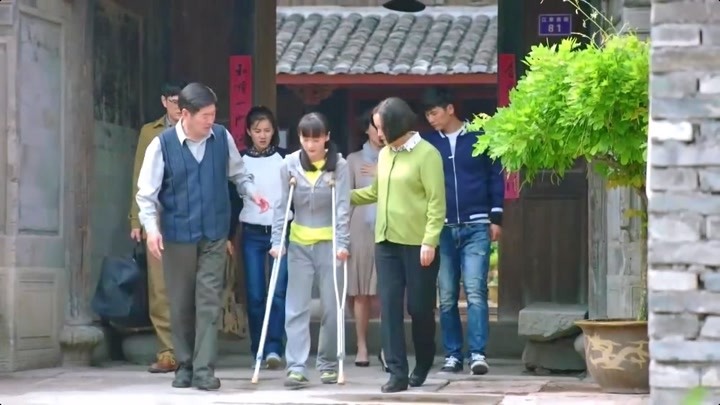 于晓光带着妹妹去北京看病，家里人满是担忧的眼神