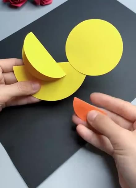可爱的小鸭子剪贴画,都是圆形贴出来的,简单又有创意