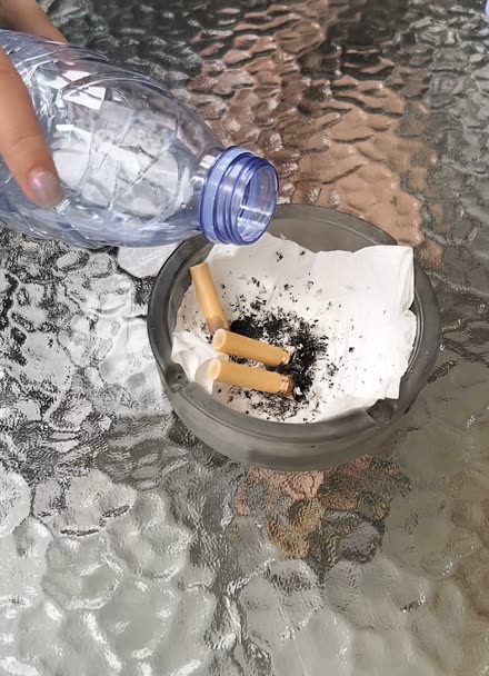 烟灰缸倒水图片