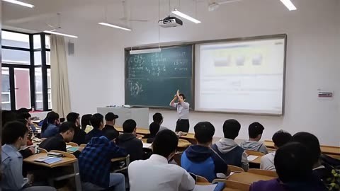 大学老师上课教卜卦成网红课